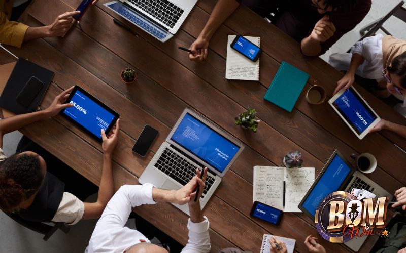 Đội ngũ BOMWIN chuyên nghiệp, chăm sóc khách hàng 24/7, hỗ trợ người chơi bom win tận tâm